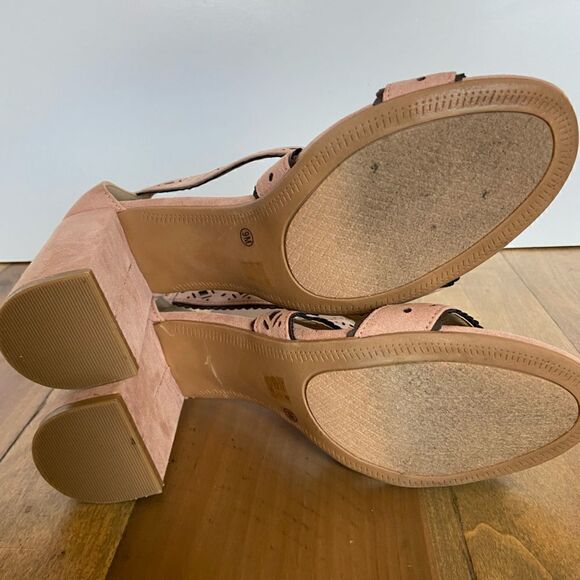 CL by laundry Strappy Criss Cross Suede Blush Color Sandal With Heel Zip Closure - Picture 5 of 9